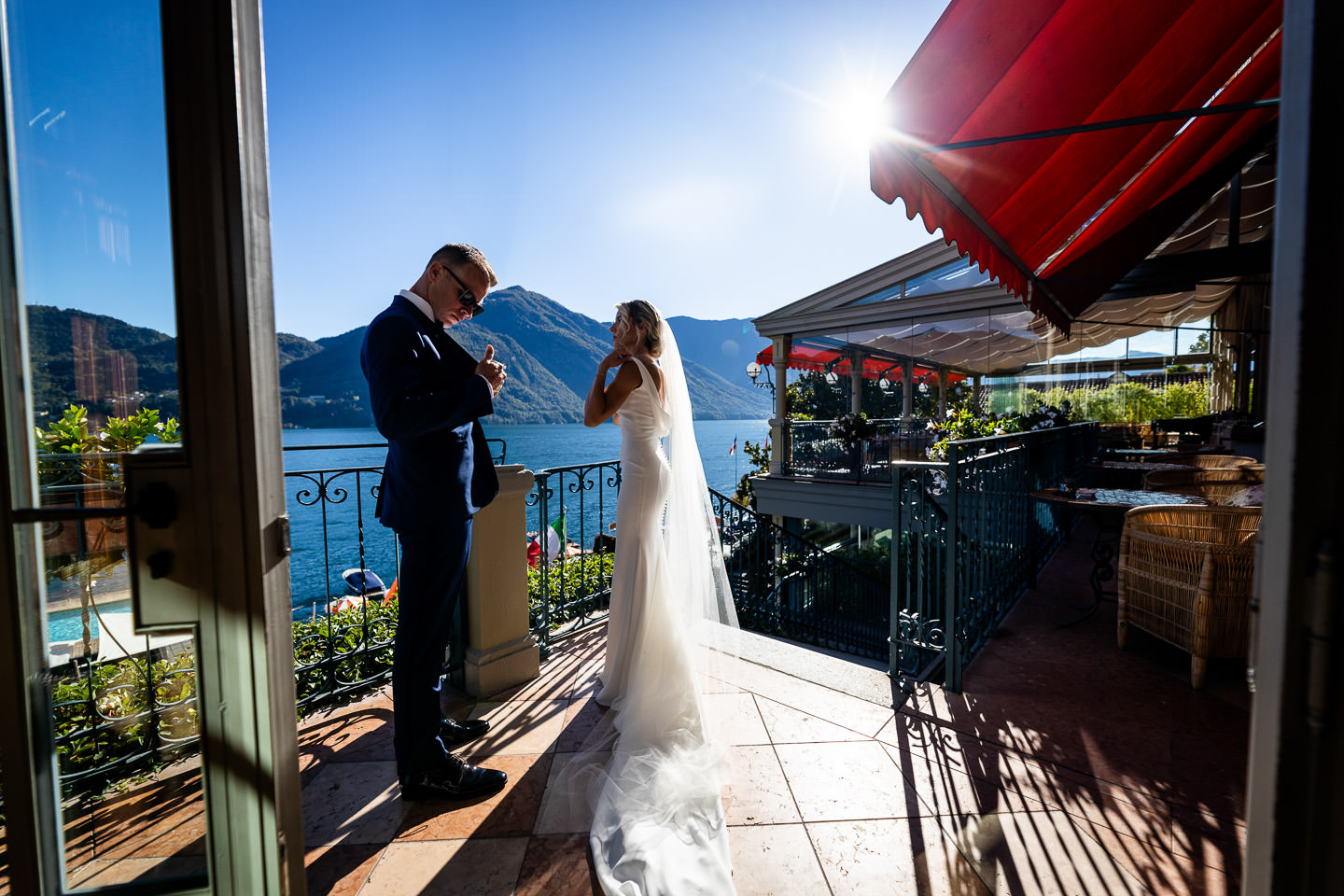 bride and groom at the entrance of the hotel tremezzo como