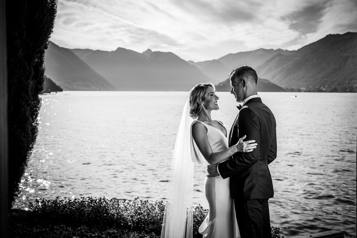 bride and groom in front of villa melzi bellagio como