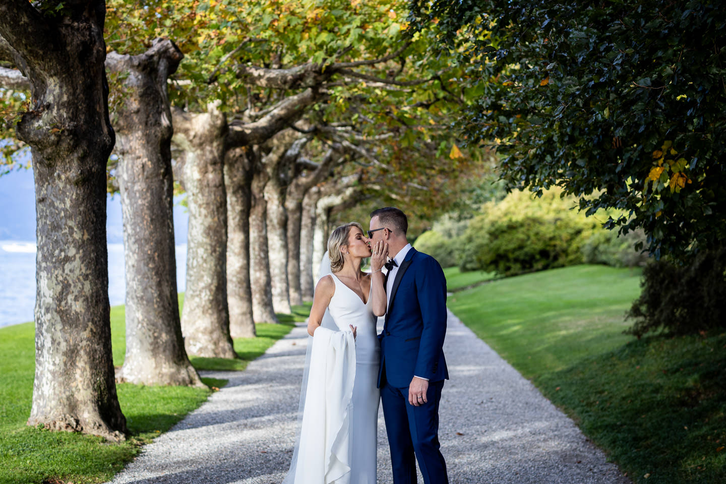 bride and groom walking in villa melzi park