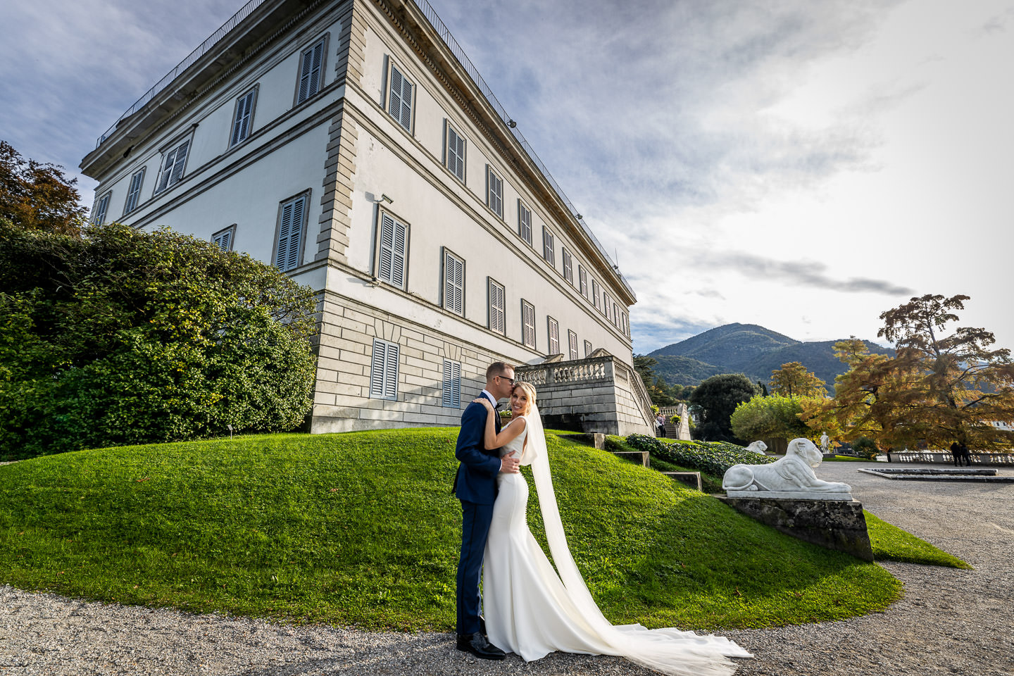 bride and groom in front of villa melzi bellagio como