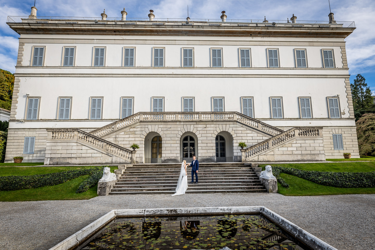 bride and groom in front of villa melzi bellagio como