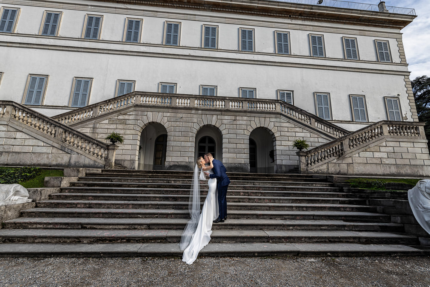 bride and groom in front of villa melzi bellagio como