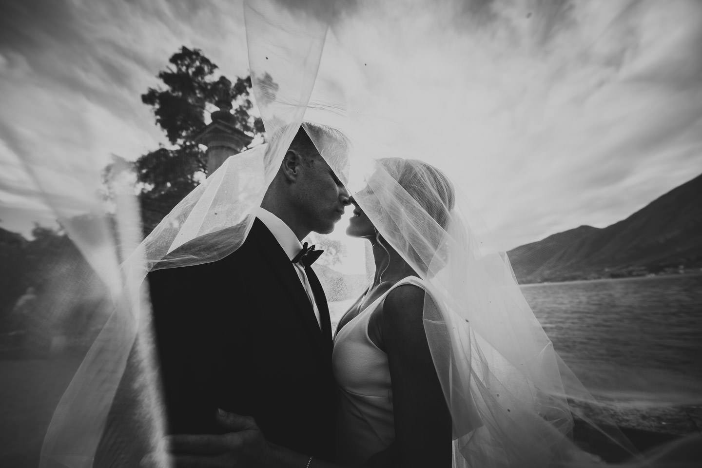 bride and groom in front of villa melzi bellagio como